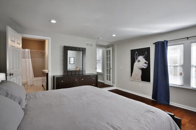 Building Photo - 137 E Tompkins St