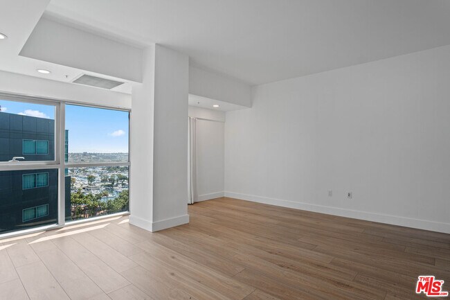 Building Photo - 13700 Marina Pointe Dr