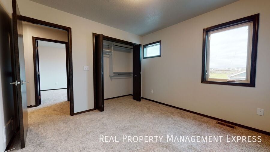 Building Photo - 4615 E Leubecher Pl