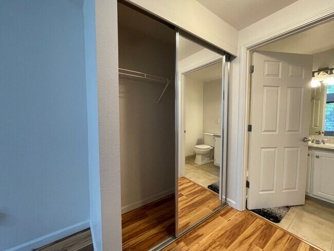 Building Photo - 2Bd/2Ba in Bethany Condo with Garage ~ Washer/ Dryer in Unit ~ Top Floor ~ Community Pool!!!