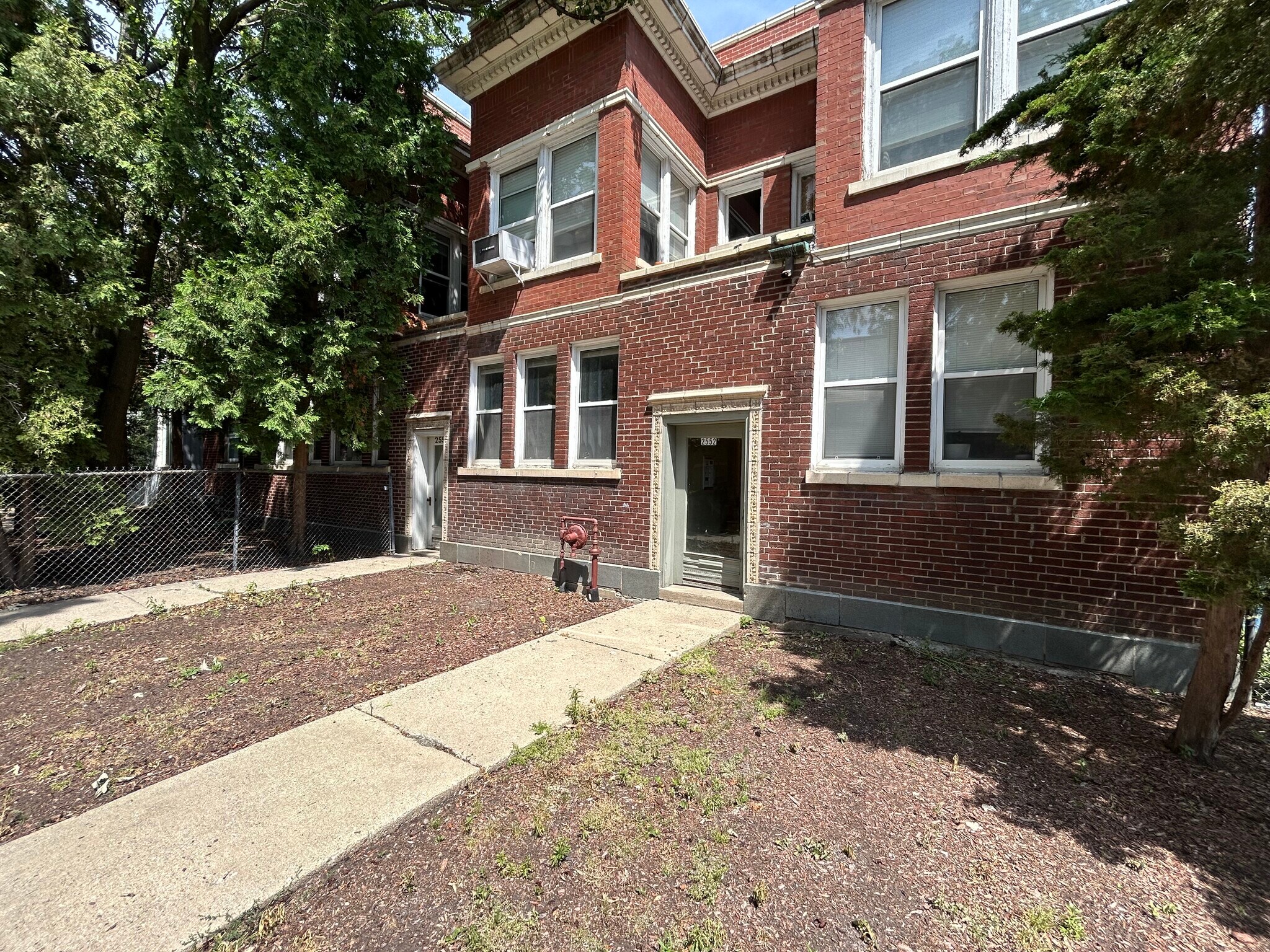 Building Photo - 2552 W Eastwood Ave