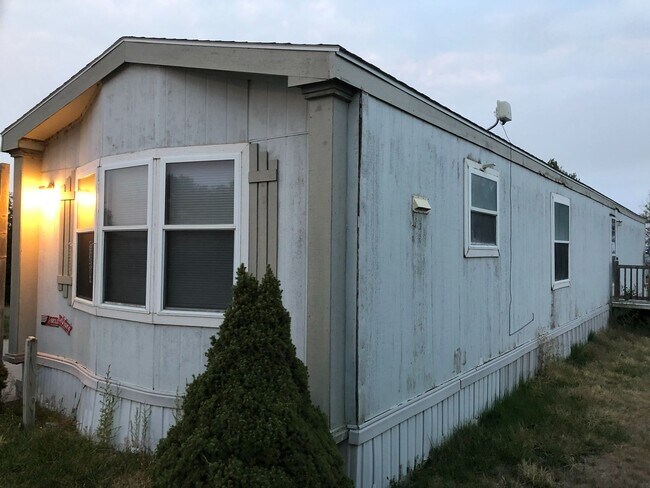 Building Photo - 611 N Custer Ave
