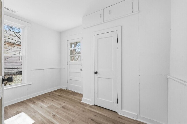 Building Photo - Stylish 2BR with Modern Upgrades