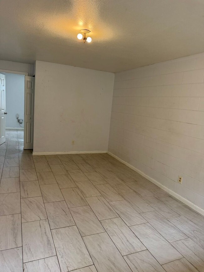 Building Photo - 8105 N Klondyke St