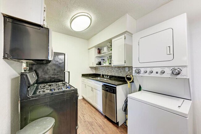 Building Photo - Amazing 1 bedroom off Manor rd.  Central A...