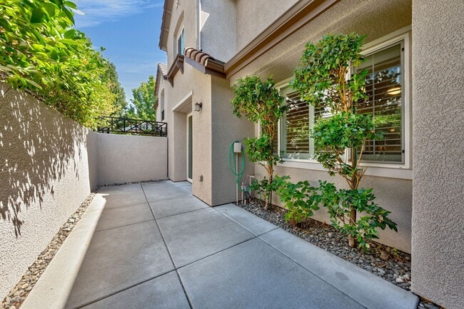 Building Photo - Exceptional 3BR Condo in Folsom! Stylish U...