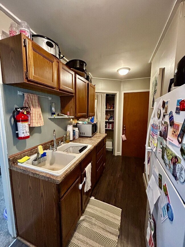 Building Photo - AVAILABLE JUNE - 2 BED 1 BATH