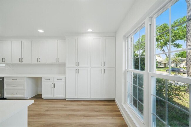 Building Photo - 9711 Derrik Dr