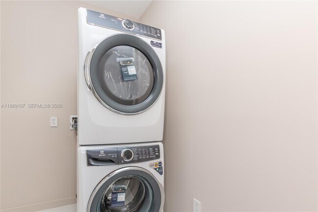 Building Photo - 851 NE 1st Ave