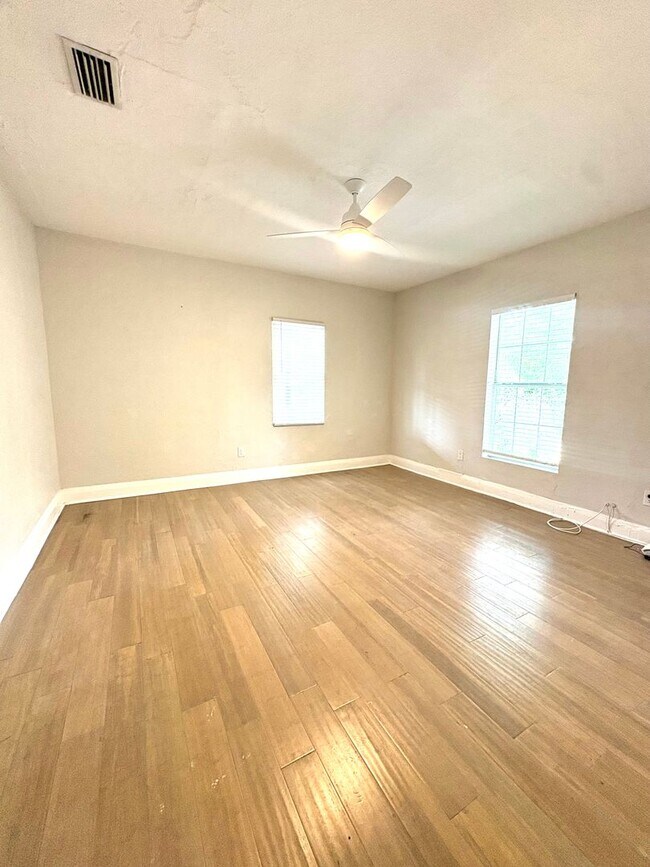 Building Photo - 3 BED/2 BATH Historic Home Available NOW!