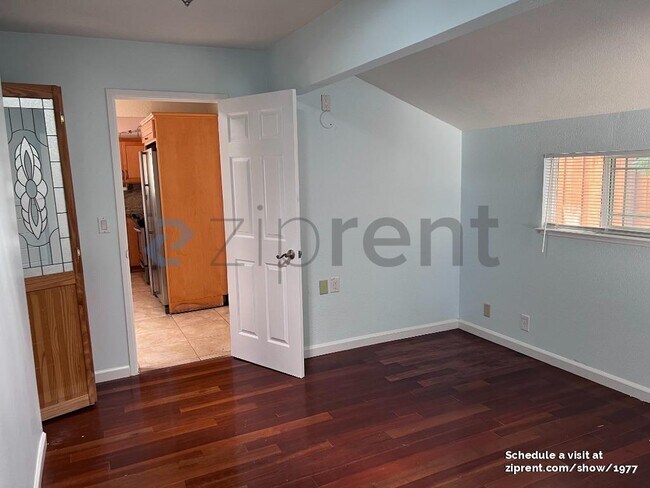 Building Photo - 10609 Creston Dr