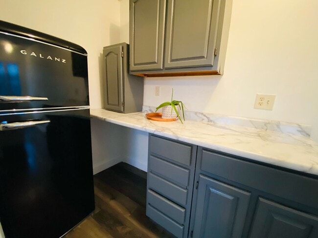 Building Photo - New Remodeled Downtown Home w/ detached carriage house, fenced back yard,