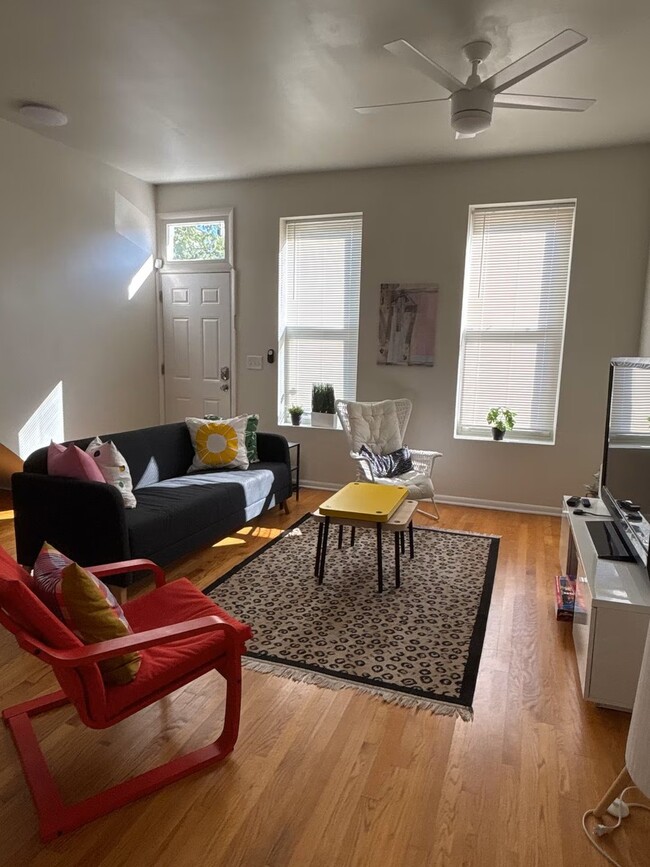 Building Photo - 2122 W Huron St