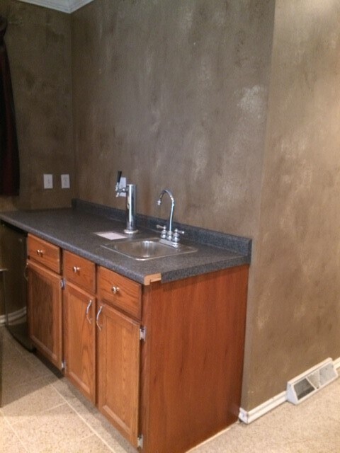 Building Photo - LOCATION, LOCATION, 3 BEDROOM HOUSE FOR LE...