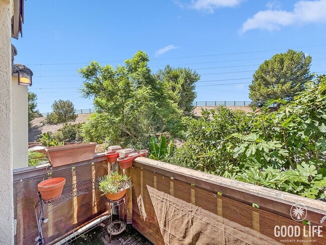 Building Photo - Stunning 3BD/2.5BA Townhouse in Eastlake W...