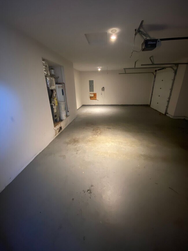 Building Photo - April Rent Free - House with Triple Car Garage