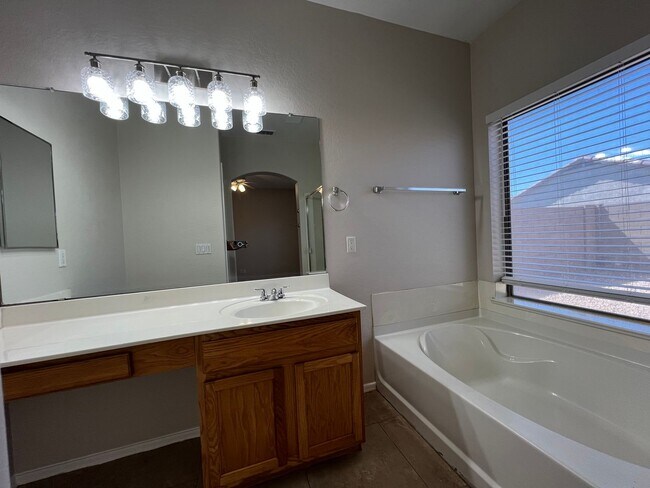 Building Photo - Move in ready near Baseline & Crismon: Vil...