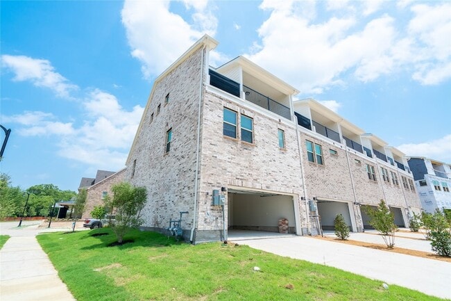 Building Photo - 7800 Manilla Dr