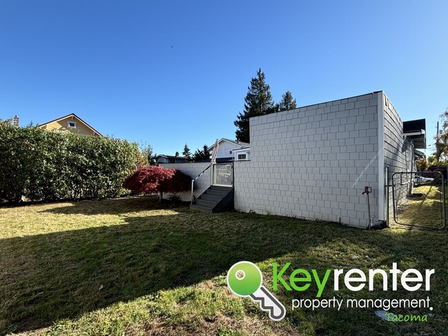 Building Photo - Classic North Tacoma Home with Character!