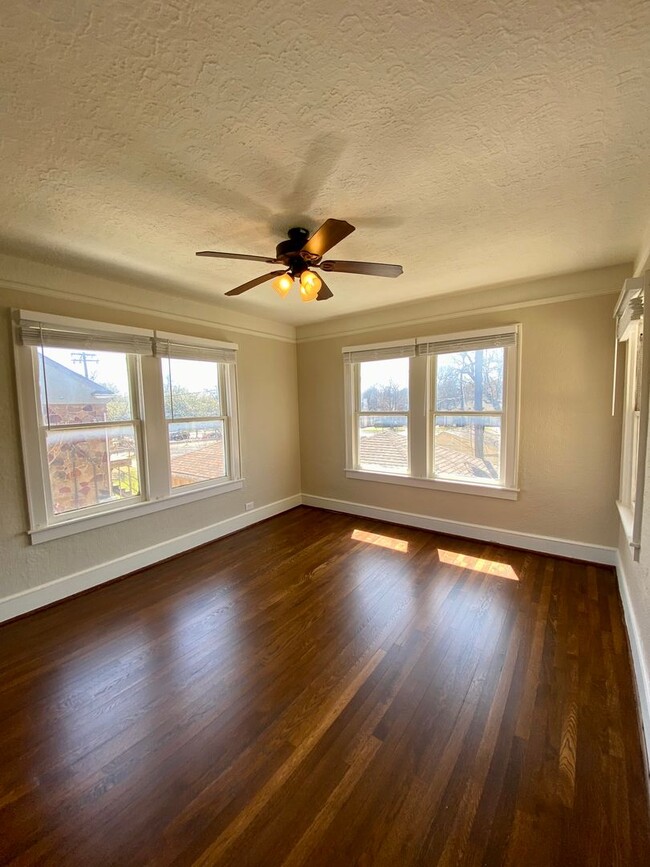 Building Photo - 2 bed/1 bath Upstairs Duplex with Private ...
