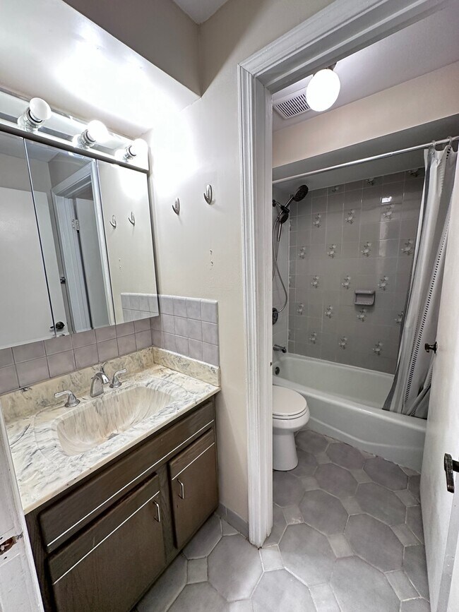 Building Photo - 8509 W Catherine Ave