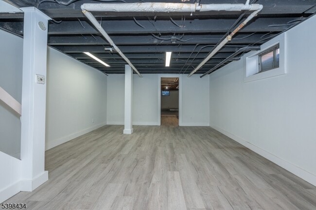 Building Photo - 7 Oak Tree Ln