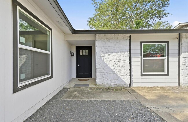 Building Photo - 2313 Lakehurst Dr
