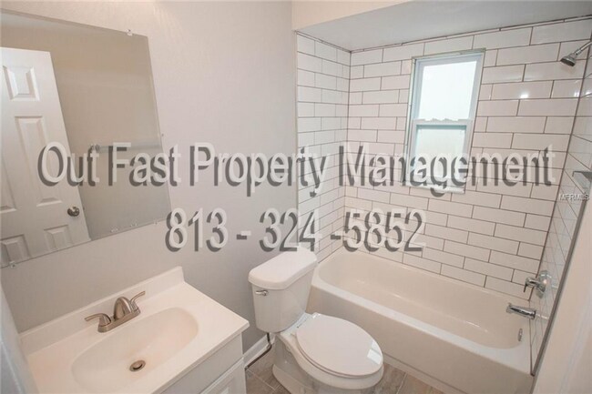 Building Photo - 226 SW Lincoln Cir N, St Petersburg Fl 33703