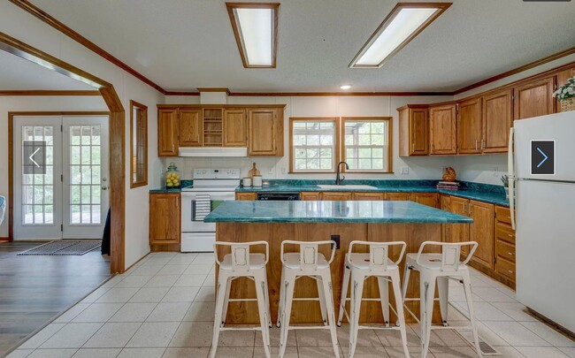 Building Photo - Fairview - 3 bedroom 2 baths - Private living