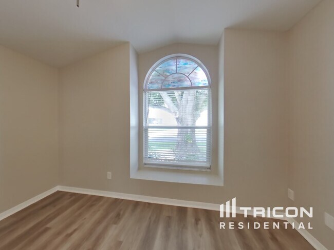 Building Photo - 653 Sand Ridge Dr