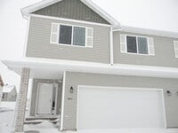 Building Photo - 3 bedroom Twin home