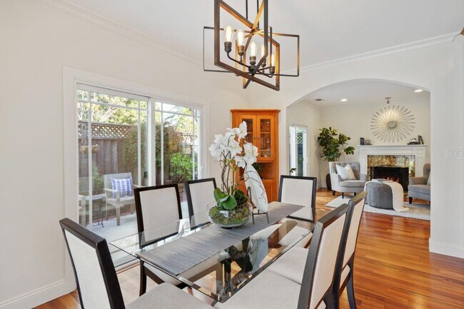 Building Photo - Los Gatos Family Townhome Ready for Move i...