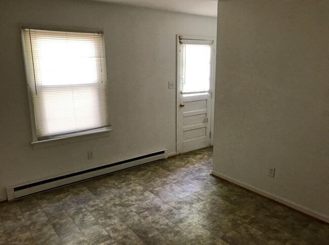 Building Photo - 3 bedroom house on quiet dead end! All ele...