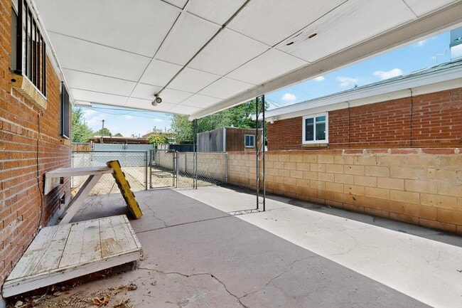 Building Photo - 1012 San Pedro Dr SE