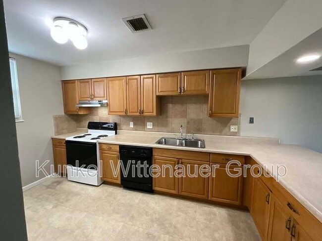Building Photo - 711 White Oak Dr