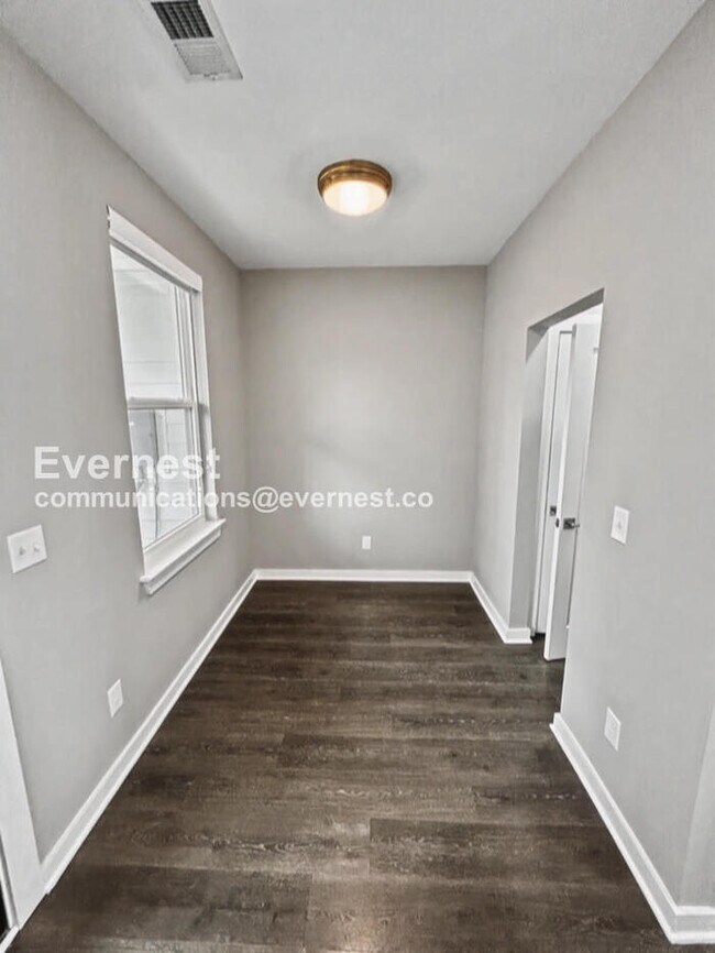 Building Photo - Limited Time Special Offer! / 3 Bed/2.5 Bath Townhome with Off-Street Parking / Pet-Friendly / Av...