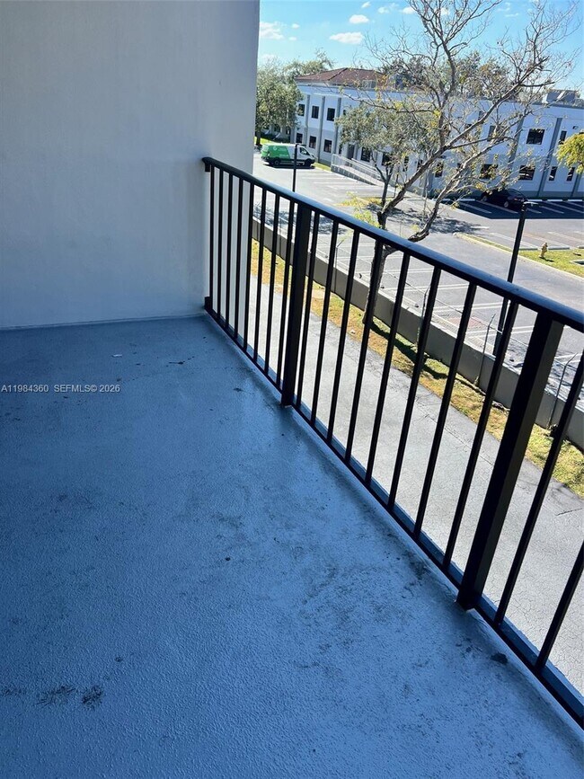 Building Photo - 10431 N Kendall Dr