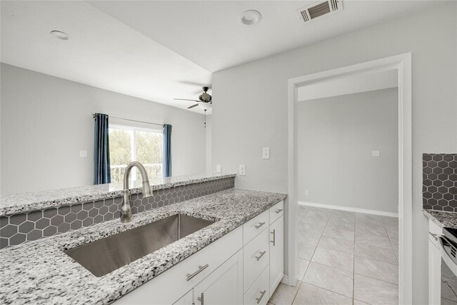 Building Photo - 801 Grassy Knoll