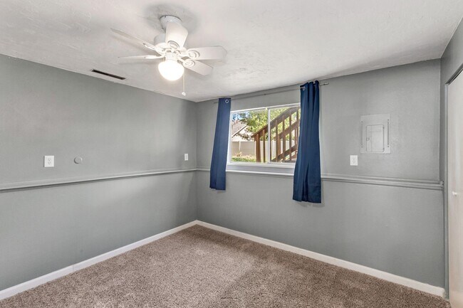 Building Photo - Spacious 4-Bed, 2-Bath