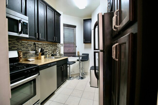 Building Photo - 1423 E Street NE, Unit First Floor