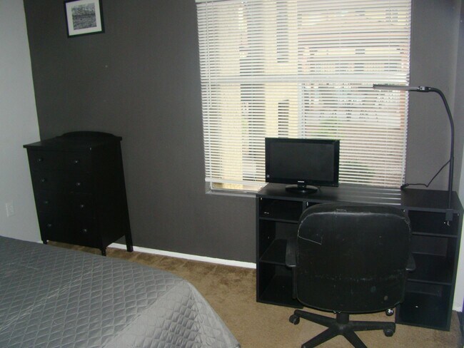 Building Photo - 461 W Holmes Ave