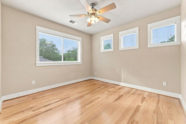 Building Photo - 401 Zennia St