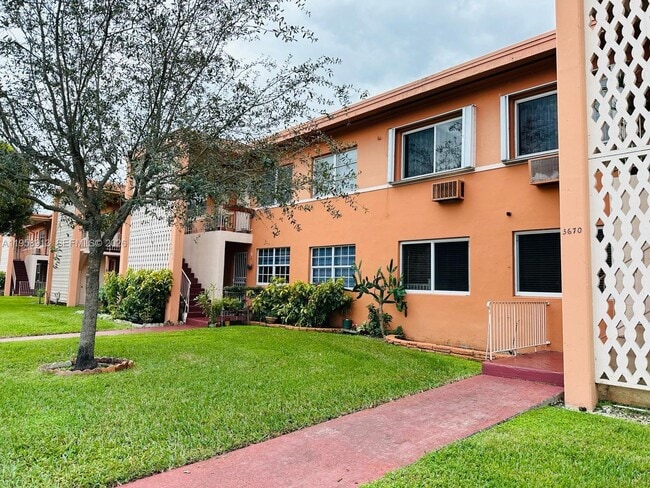 Building Photo - 3670 SW 10th St