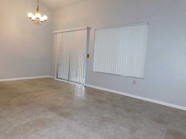 Building Photo - Spacious 2/2 Townhouse in Marchwood!