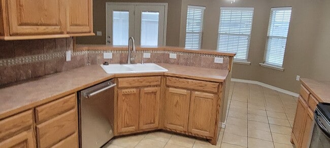Building Photo - LARGE 4 BEDROOM HOME IN NORTHEAST CLOVIS