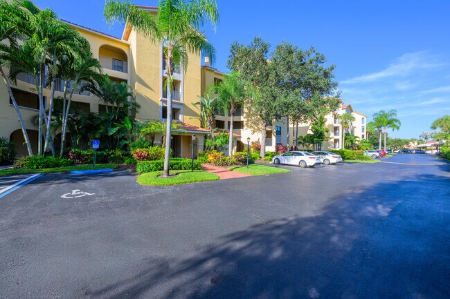 Building Photo - 800 Uno Lago Dr