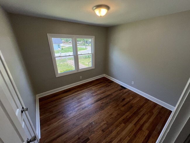 Building Photo - Large 4 Bedroom 2 Bath Home