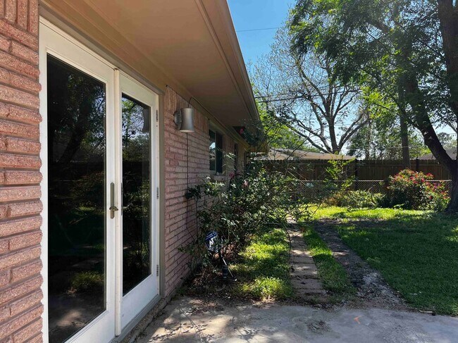Building Photo - 8106 Mullins Dr