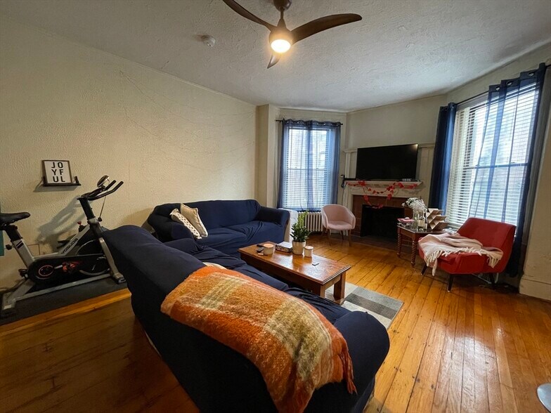 Building Photo - 914 Beacon St