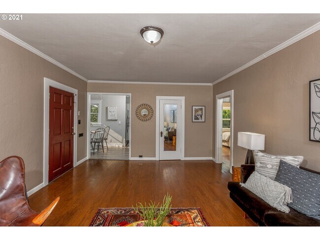 Building Photo - 2 bedroom 2 bath Woodlawn Bungalow-Full finished basement!